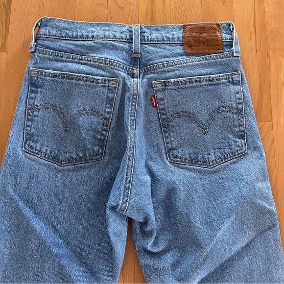 COPY - Levis wedgie jeans - Picture 4 of 5